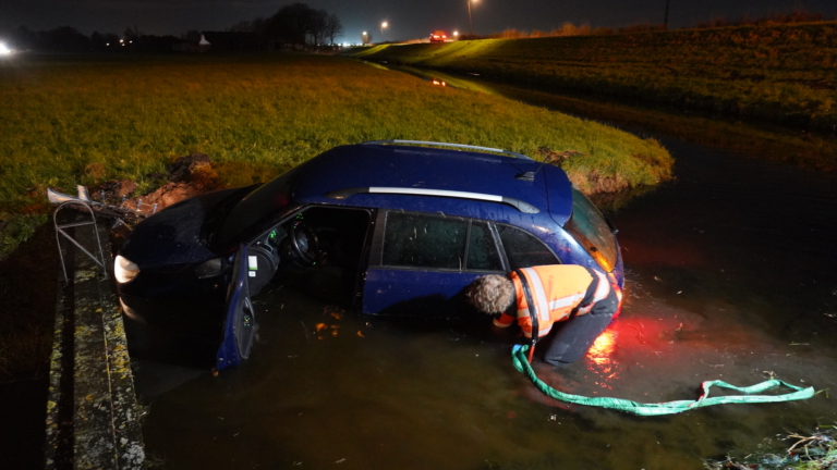 Auto rijdt van Heerhugowaardse dijk en belandt in water