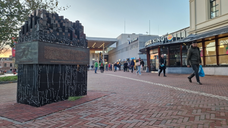 “Namenmonument beschermen”: gemeente let op gevoeligheden tijdens demonstratie bij station Alkmaar