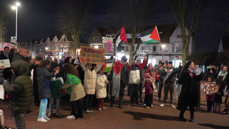 Demonstratie ‘Free Palestine’ op station Alkmaar goed bezocht, kritiek op omstreden leuze: “Dus toch”