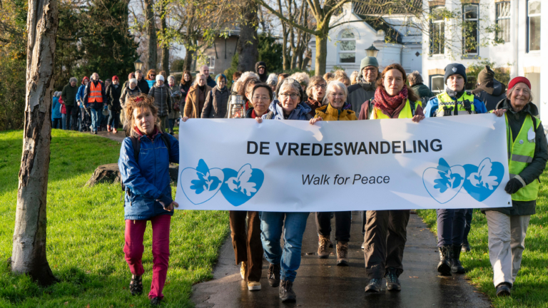 Vredeswandeling door Alkmaarse binnenstad: ‘Walk for peace’