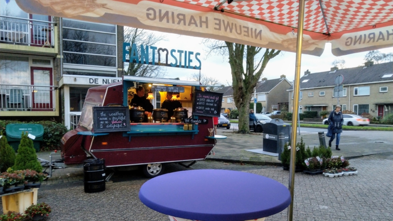 Feestelijk shoppen, ook in de buitenlucht: gratis glühwein op Alkmaarse markten
