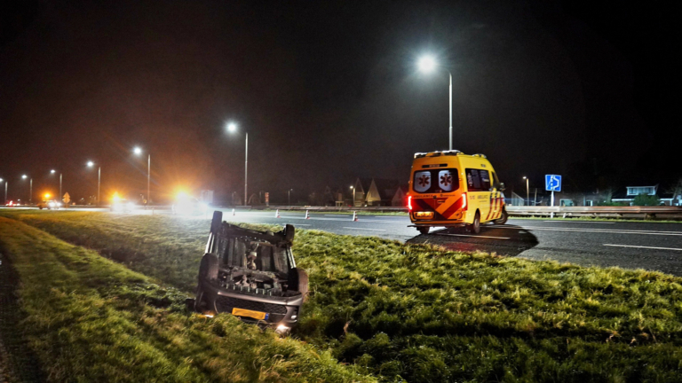 Eénzijdig ongeval op N9 bij Bergen, auto eindigt op de kop in greppel