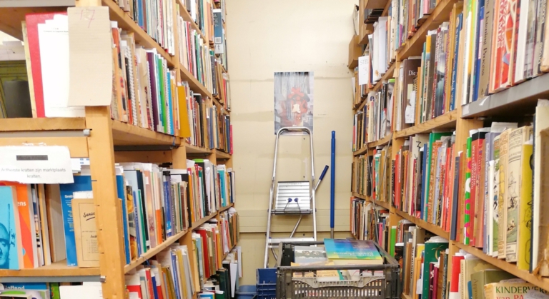 Herfstige bloei voor De Boekentuin: donatie van dertig dozen vol boeken via ‘Even tot hier’