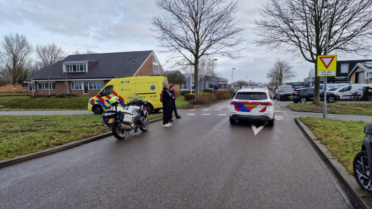 Bestuurder scooter landt op auto na aanrijding in Langedijk