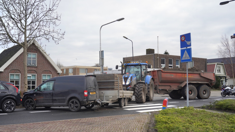 Aanrijding met trekker in Heerhugowaard leidt tot veel schade