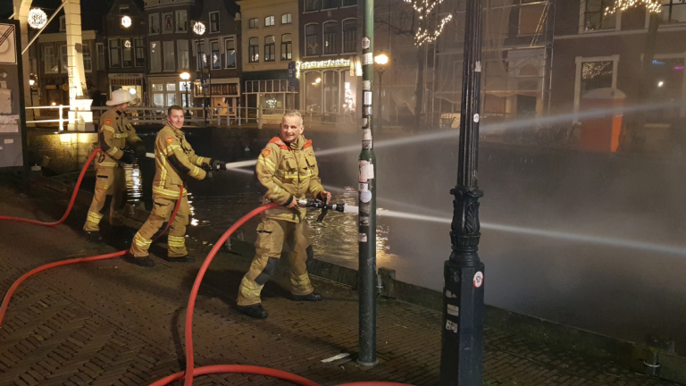 Vrijwillige brandweer Alkmaar neemt met ludieke oefening afscheid van Max: “Een verbinder”