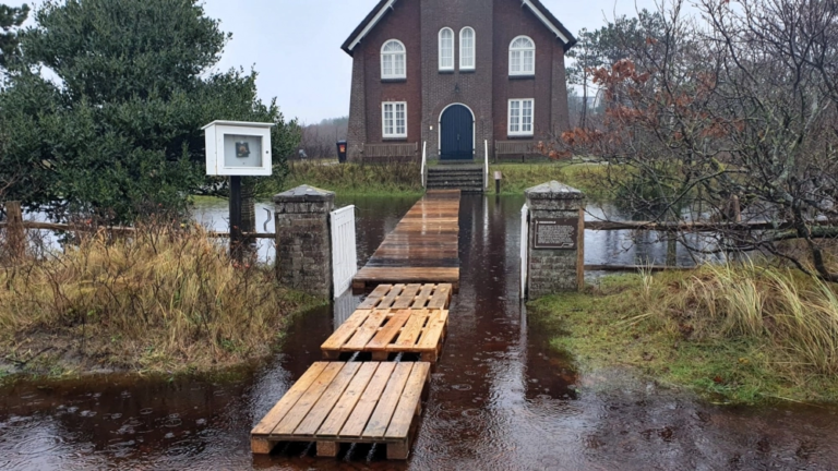 Tegenslag voor Vredeskerkje: onbereikbaar door wateroverlast, pallets als noodoplossing