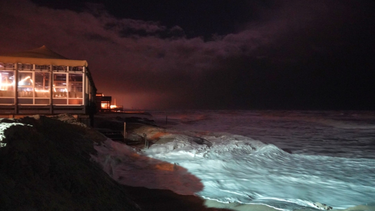 Hoe een snel opgeworpen zandwal Egmond aan Zee redde: “Dit risico wilden we niet lopen”