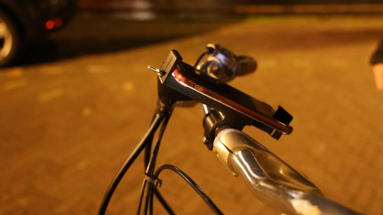 Het fietslicht dat niemand vergeet: studenten laten telefoon schijnen in het donker