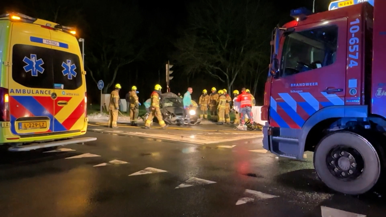 Zwaargewonde uit auto bevrijd na harde aanrijding op N245 bij Oudkarspel
