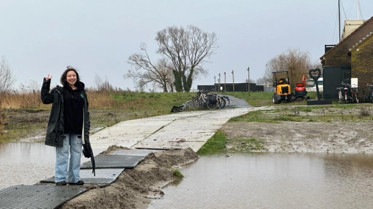 Oekraïense vluchtelingen na overstroming geëvacueerd naar De Rijp