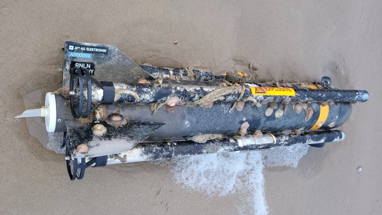 Defensie brengt op strand gevonden ‘torpedo’ tot ontploffing