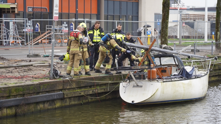 Levenloos lichaam gevonden in zeilboot aan Kwakelkade in Alkmaar