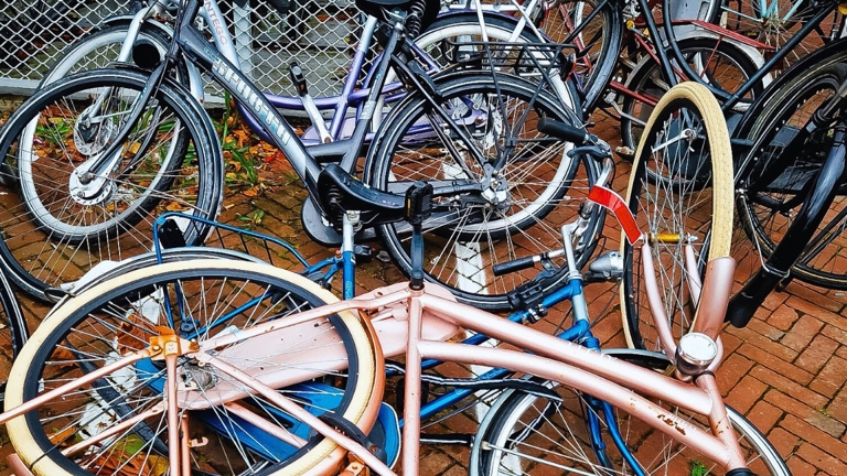 Rode labels markeren ongewenste fietsen in Alkmaarse binnenstad