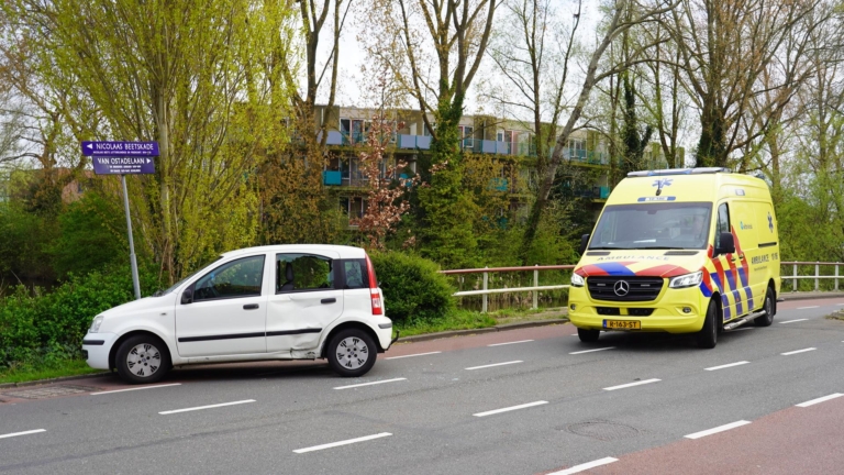 Bezorger zonder scooterrijbewijs gewond bij aanrijding in Alkmaar