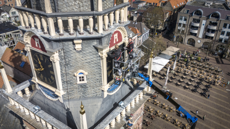 Familiebedrijf knapt bekendste toren van Alkmaar op: “We zijn enthousiast dat wij dit mogen doen”