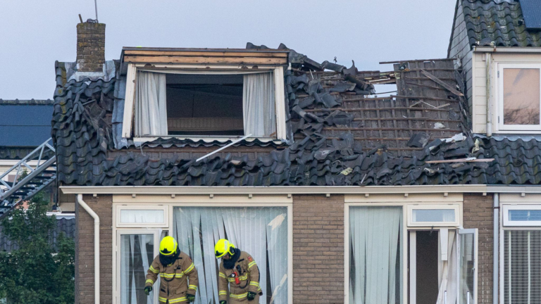 Explosie blaast deel dak van huis in Castricum