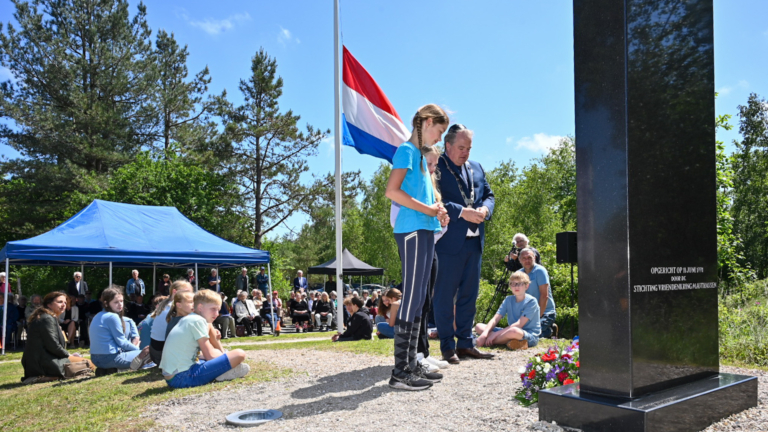 Herdenking bij monument Kamp Schoorl ter ere van oorlogsslachtoffers 🗓