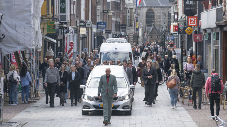 Alkmaar trekt uit voor afscheid Ben Bijl: “Hij liet het kaas niet van z’n brood eten”