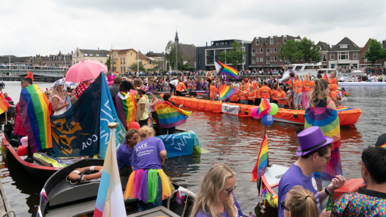 Terugblik: recordaantal bootjes zorgt voor kleurrijke Alkmaarse Pride