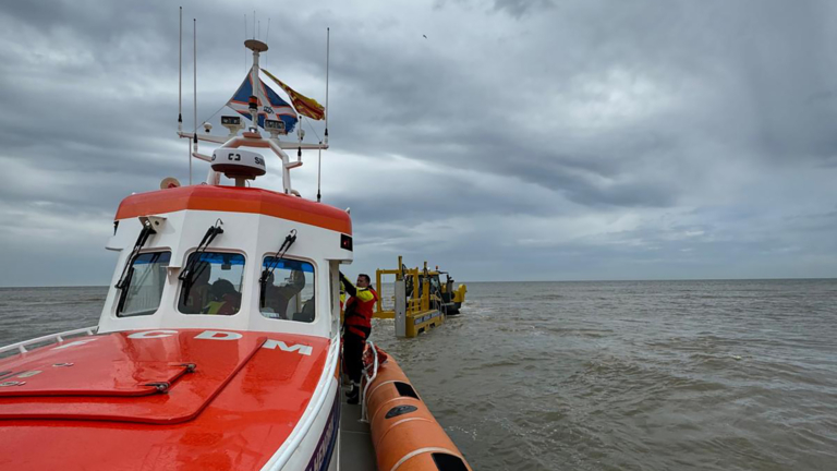 Catamaran omgeslagen op zee: reddingsbrigade schiet te hulp