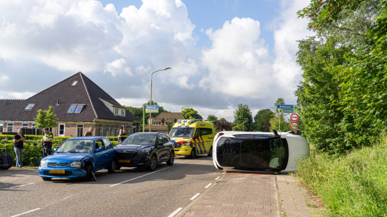 Auto eindigt op zijkant na ongeluk Heereweg in Castricum