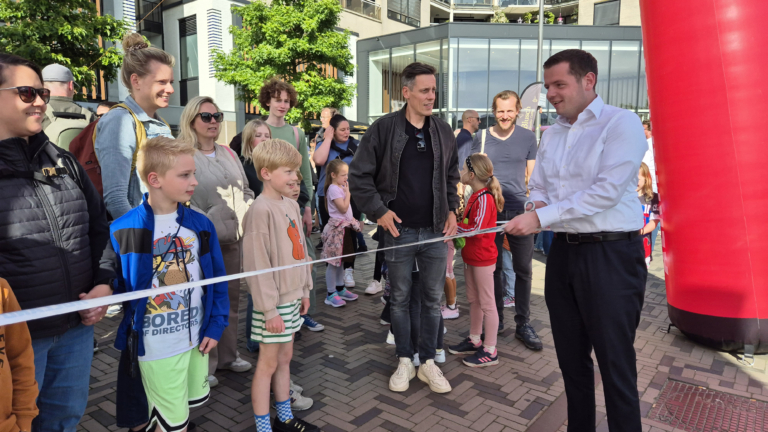 Avond4daagse van Alkmaar gestart, burgemeester verrast wandelaars bij stempelpost
