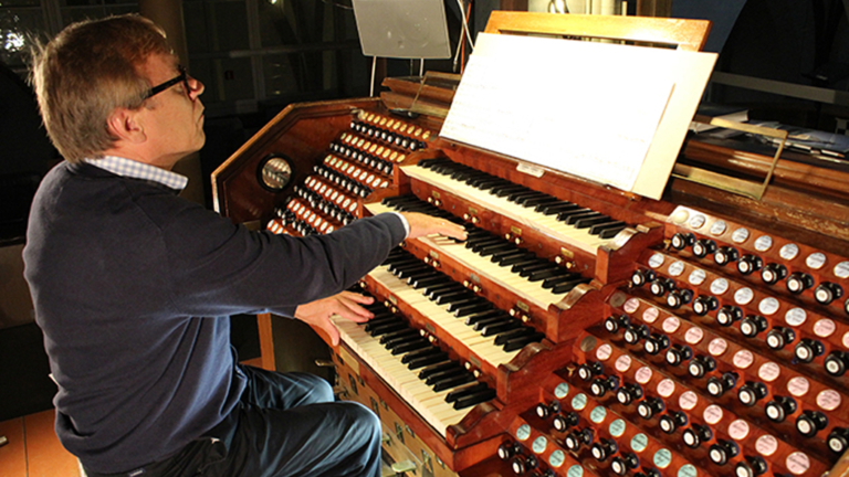 Organist Everhard Zwart gaat vol op het orgel in de Kooger Kerk 🗓
