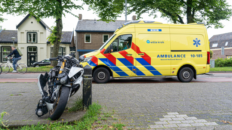 Motorrijder vlucht te voet na flinke schuiver op Westerweg in Alkmaar