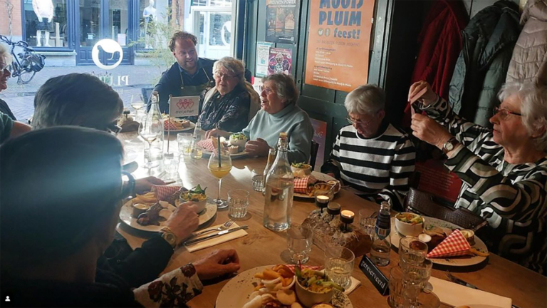 Nieuwe vrijwilligers redden etentjes voor Alkmaarse ouderen: “Helemaal happy de peppy!”