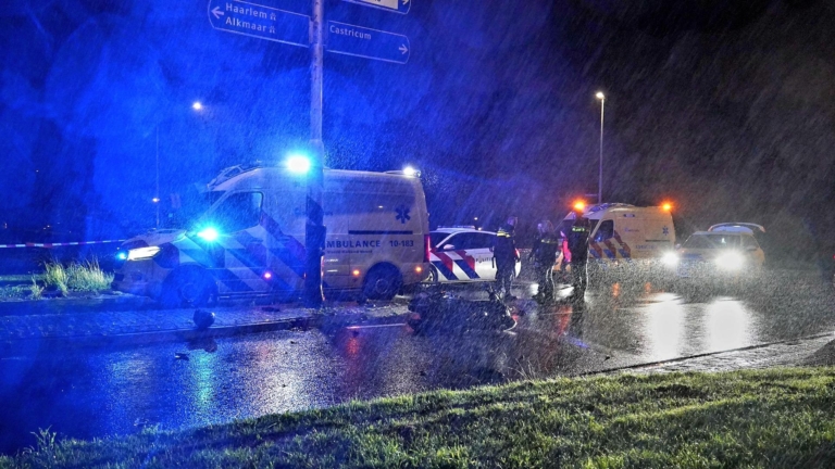 Scooterrijder raakt zwaargewond bij nachtelijk ongeval in Uitgeest