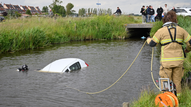 Auto te water in Egmond aan den Hoef: duikteam komt ter plaatse