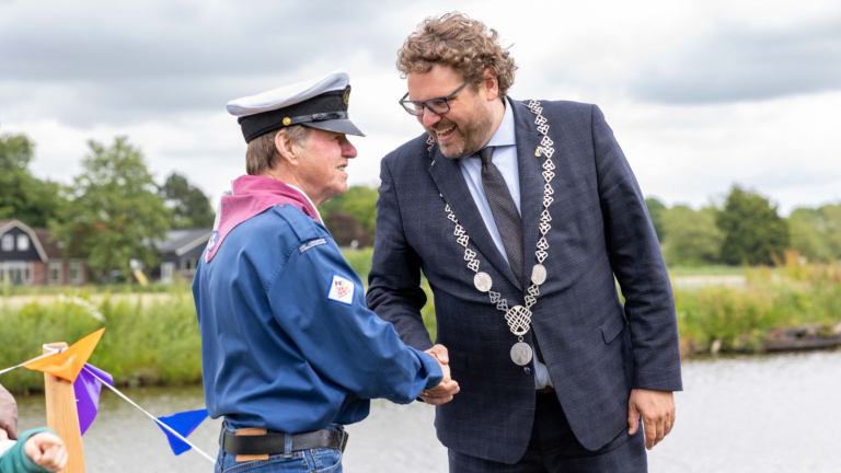 Johan Bakker ontvangt gemeentelijke onderscheiding van burgemeester Poorter