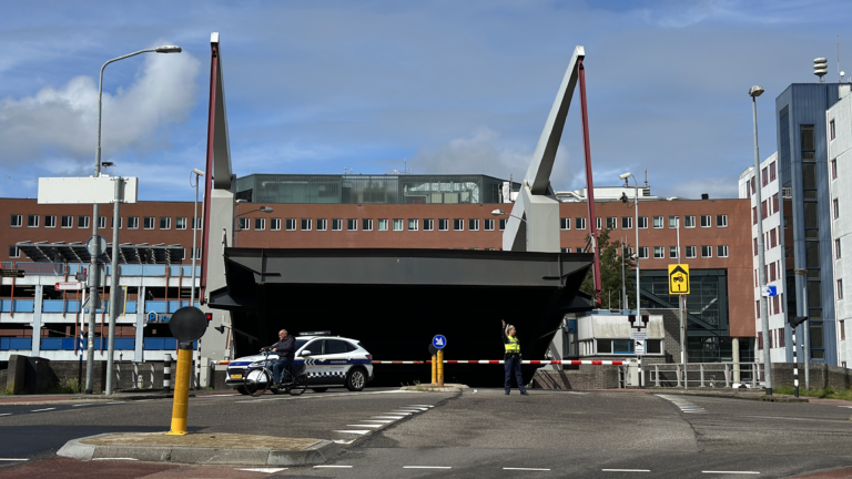 Absolute verkeerschaos in Alkmaar na activeren noodstop Tesselsebrug