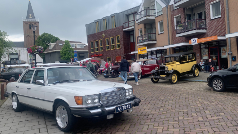 Klassieke auto’s laten harten sneller kloppen in Castricum: “Wagen komt rechtstreeks uit Swiebertje”
