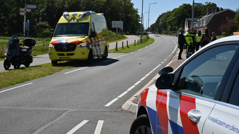 Fietsster gewond bij aanrijding met motorscooter in Egmond aan den Hoef