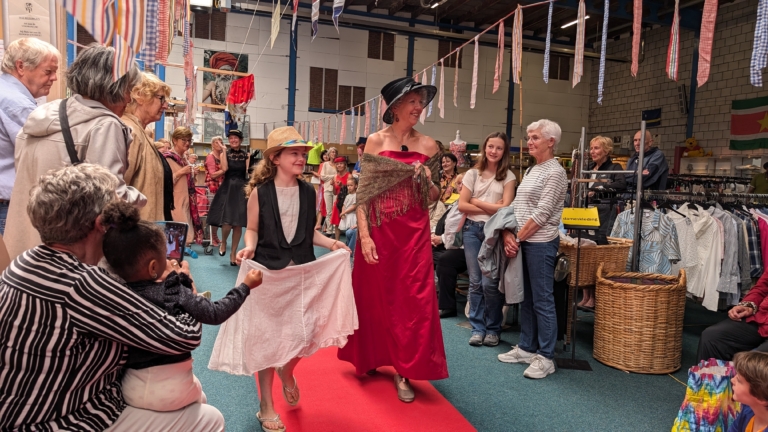 Rode loper en pareltjes tijdens kringloopfeest Alkmaar: “Ik ben blij dat er zoveel mensen zijn gekomen”