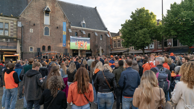 Honderden supporters zien Oranje scoren op Alkmaars Waagplein