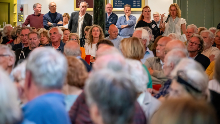 Grote opkomst en vastberadenheid bij bijeenkomst tegen nieuw dorpsplein: “We gaan tot het gaatje”