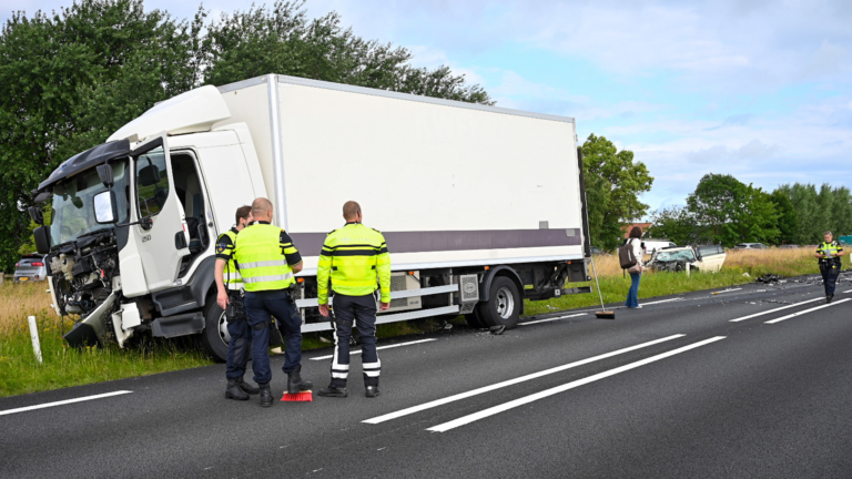 Frontale botsing met vrachtwagen op N9 bij Schoorldam