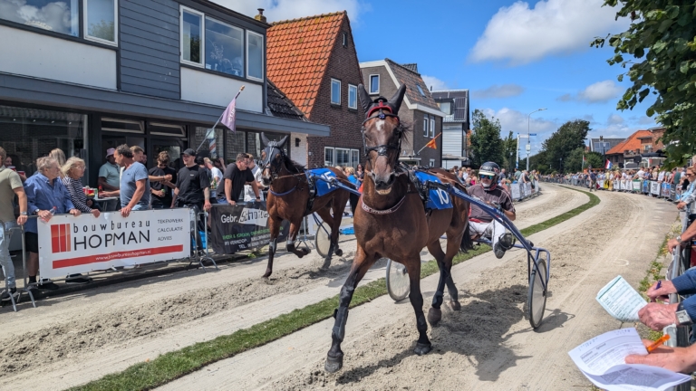 “Ja, kom op!”: Zomerfestival Egmond is afgetrapt met traditionele paardenrace