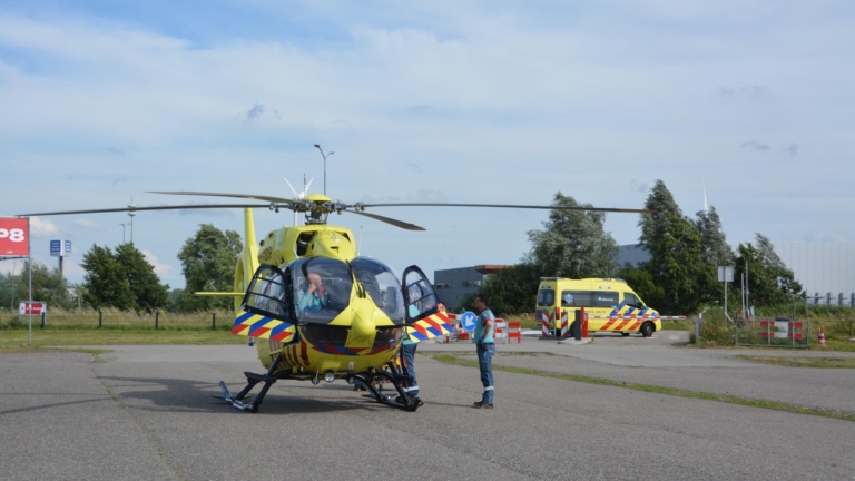 Ambulancehelikopter landt op parkeerterrein bij Alkmaars voetbalstadion