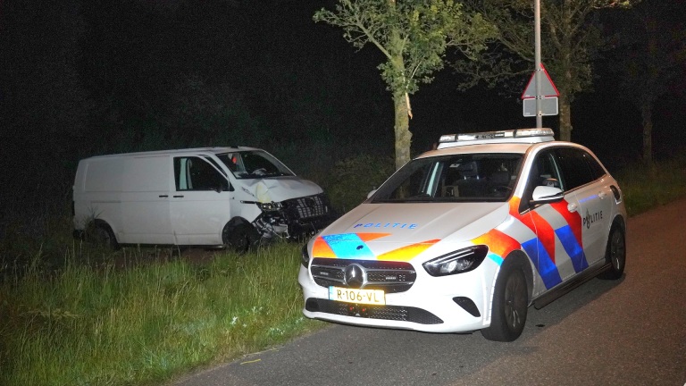 Bestelbus raakt boom en eindigt op fietspad Vennewatersweg