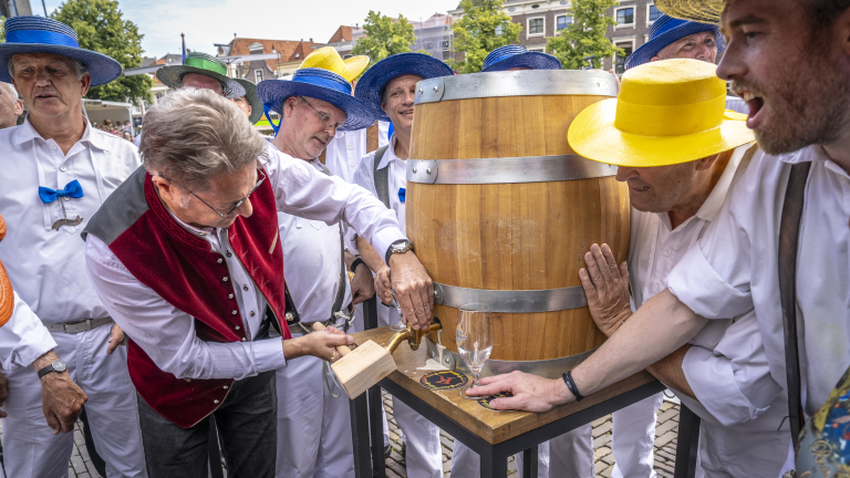 Alkmaarse Kaasdragers lanceren eigen Kaasdragersbier want “Bij kaas hoort bier”
