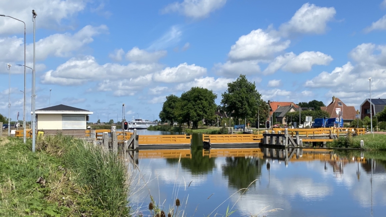 Omfietsen langs het Kanaal: vlotbrug Koedijk krijgt nieuwe draagbalk