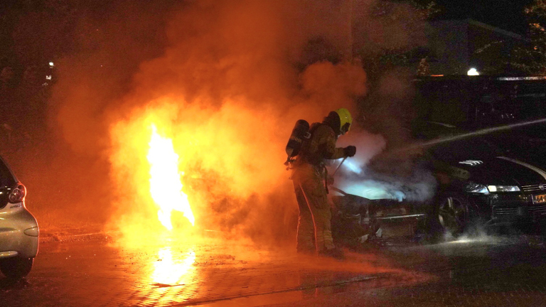 Metershoge vlammen en harde knallen: autobrand Amalia van Solmsstraat trekt veel bekijks