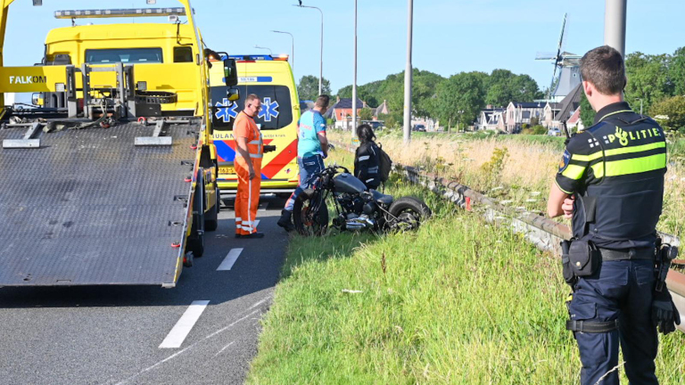 Motorrijder verliest achterspatbord op N9 en raakt in slip