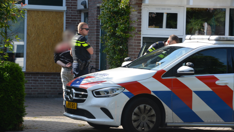 Man probeert ruiten bij huis in te slaan en mishandelt buurtbewoner in Alkmaar