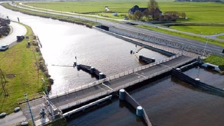 Rekervlotbrug weer stuk: onderdeel moet vervangen worden