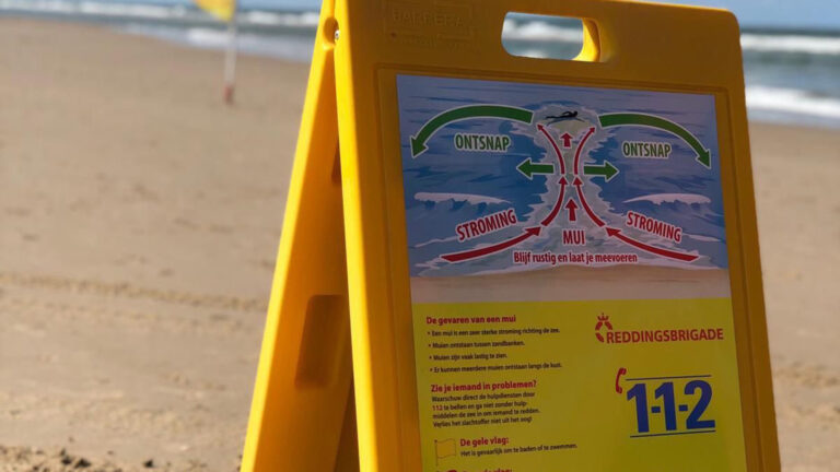 Drukte op het strand, maar muien blijven verraderlijk